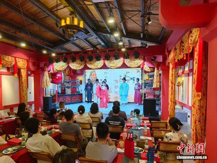 上海市欧美同学会静安分会纳新 40余位海归共话抗战精神