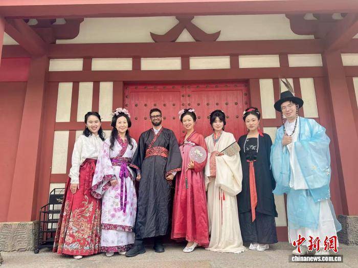 上海市欧美同学会静安分会纳新 40余位海归共话抗战精神